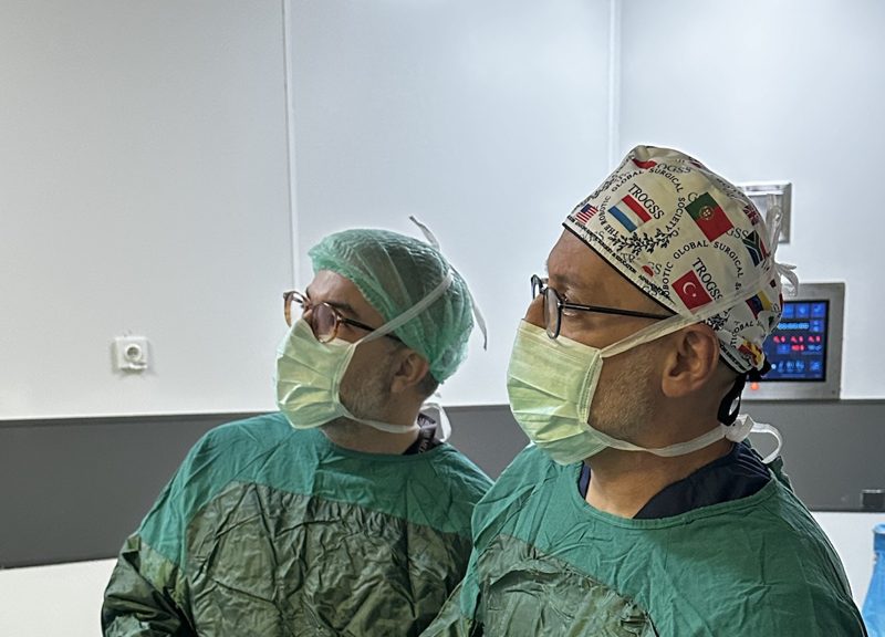 Prof. Dr. Özmen laparoskopik ameliyatta